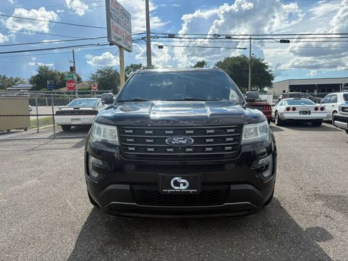 Used 2017 Ford Explorer XLT w/ Equipment Group 202A FWD image 2