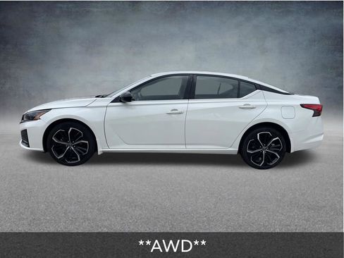 Used 2023 Nissan Altima 2.5 SR AWD/4WD image 2