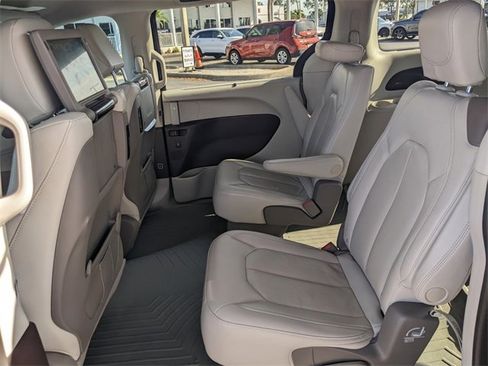 Used 2020 Chrysler Pacifica Touring-L Plus image 12