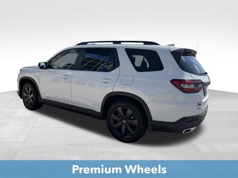 Used 2025 Honda Pilot Sport image 4