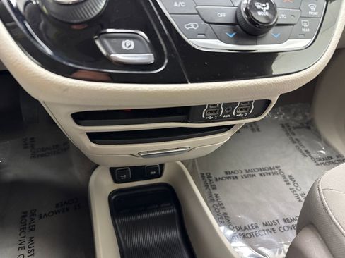 Used 2021 Chrysler Pacifica Touring FWD image 31