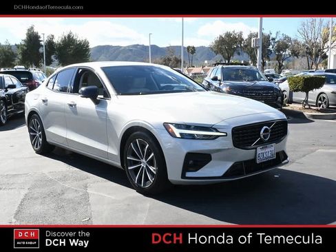 Used 2022 Volvo S60 B5 Momentum image 3