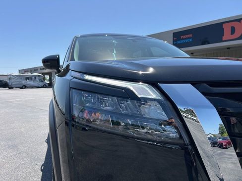 Used 2025 Nissan Pathfinder SL AWD/4WD image 18