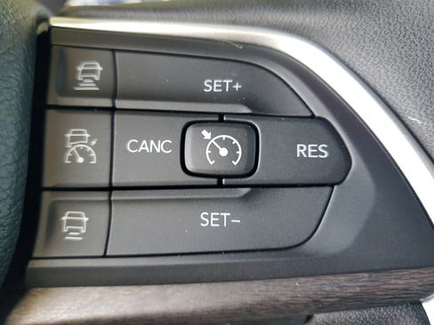 Used 2025 Jeep Grand Cherokee Limited w/ Black Appearance Package RWD image 25