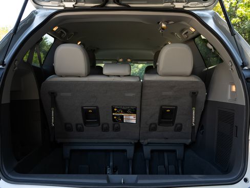 Used 2020 Toyota Sienna L image 42