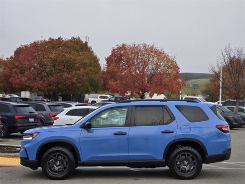 Certified 2025 Honda Pilot TrailSport image 7