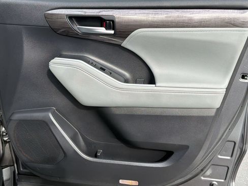 Certified 2024 Toyota Highlander Limited FWD image 34