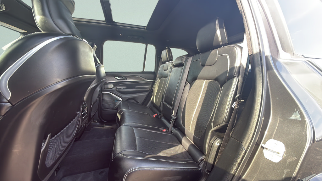 Used 2022 Jeep Grand Cherokee Overland w/ Luxury Tech Group IV AWD/4WD image 8