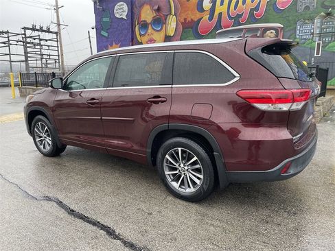 Used 2018 Toyota Highlander SE image 3