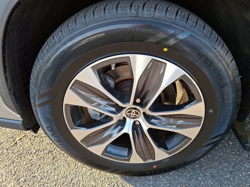 Used 2020 Toyota Highlander XLE image 28