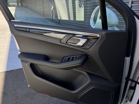 New 2026 Porsche Macan image 13