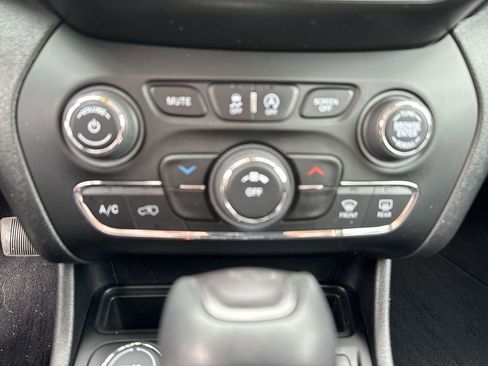 Used 2021 Jeep Cherokee Latitude Plus image 16