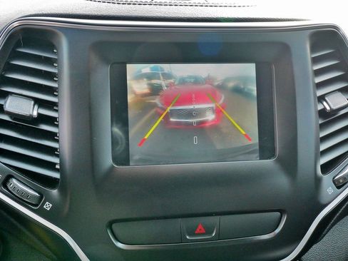 Used 2019 Jeep Cherokee Latitude w/ Cold Weather Group image 32