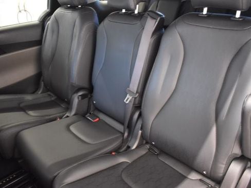 Used 2026 Kia Carnival FWD image 7
