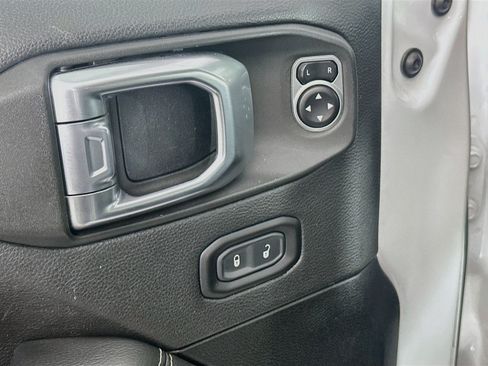 Used 2020 Jeep Wrangler Unlimited Sahara AWD/4WD image 15