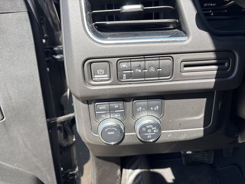Used 2024 GMC Yukon SLT AWD/4WD image 12