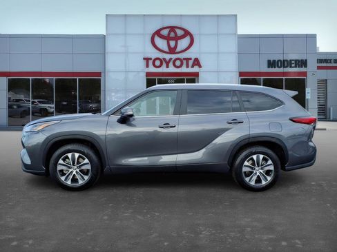 Certified 2023 Toyota Highlander L image 8
