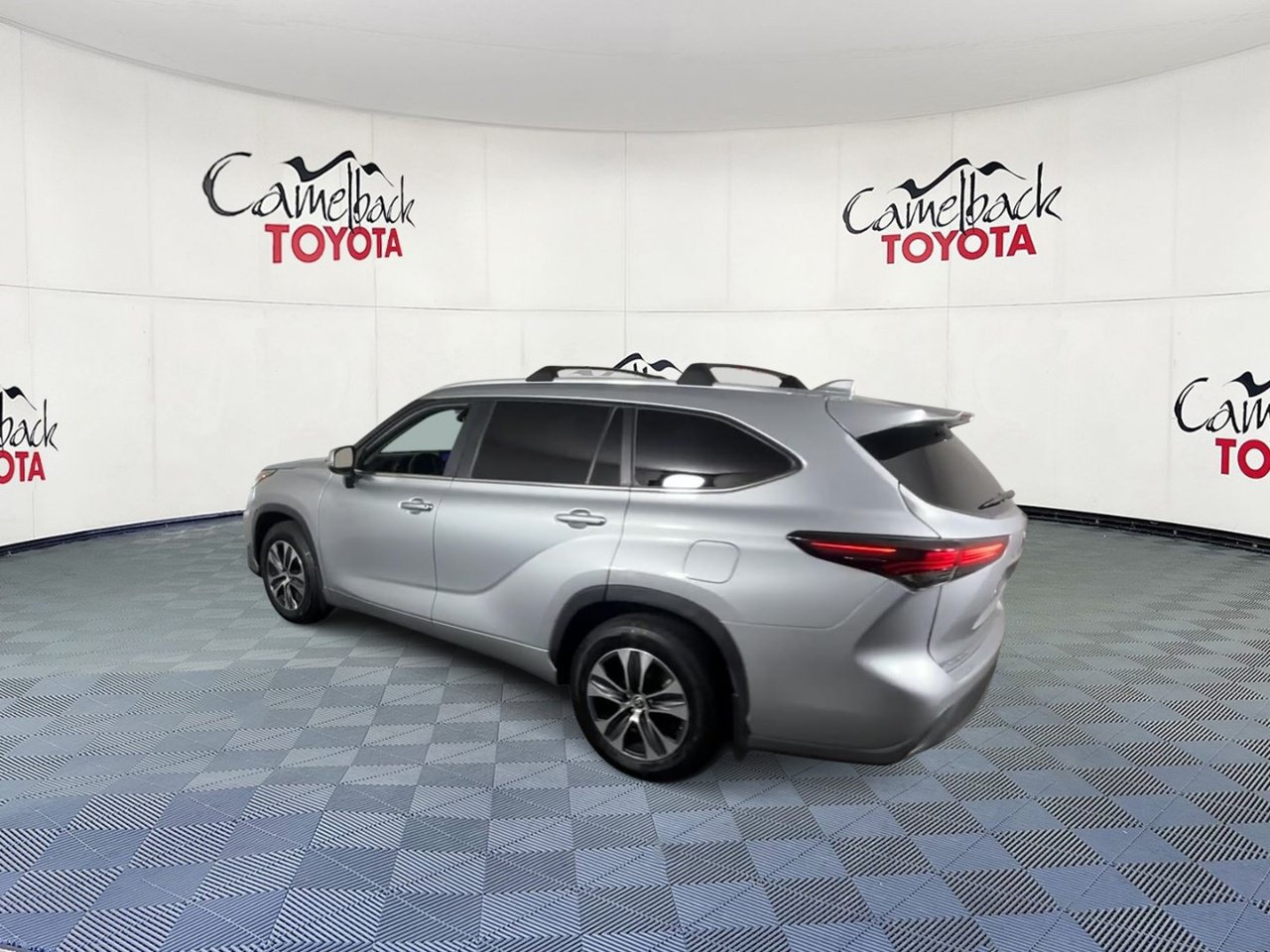 Used 2024 Toyota Highlander XLE FWD image 8