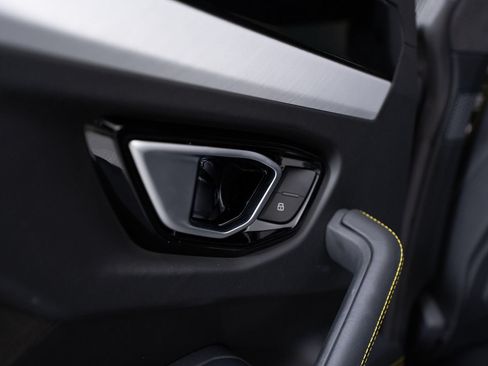 Used 2020 Lamborghini Urus AWD/4WD image 24