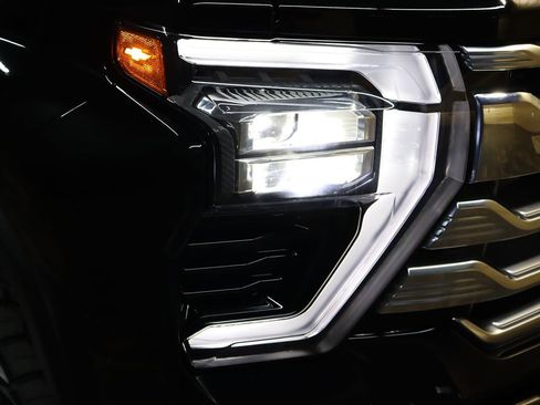 Used 2024 Chevrolet Silverado 2500 High Country w/ High Country Premium Package image 13