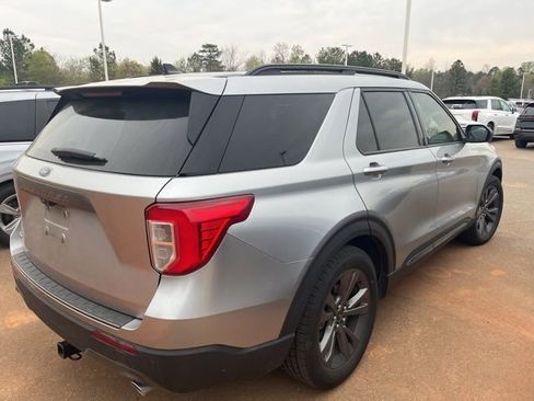 Used 2021 Ford Explorer XLT w/ Equipment Group 202A image 6