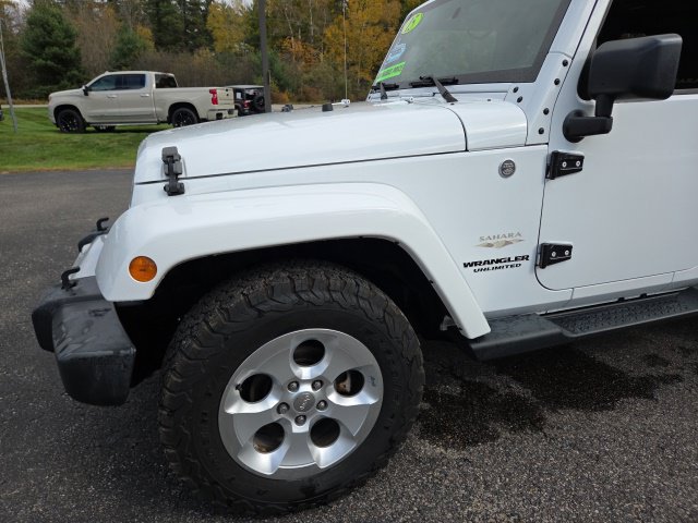 Used 2015 Jeep Wrangler Unlimited Sahara w/ Connectivity Group AWD/4WD image 31