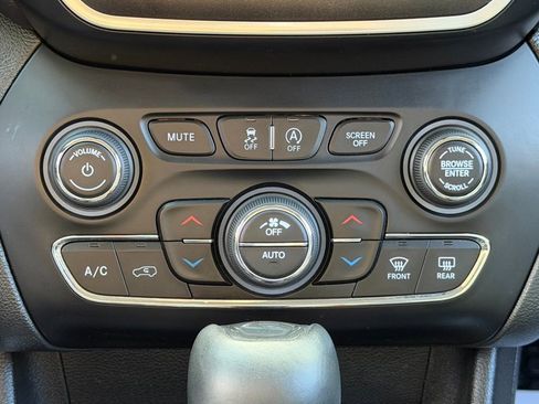 Used 2019 Jeep Cherokee Trailhawk AWD/4WD image 16