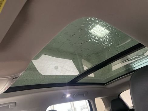 Certified 2025 Volkswagen Taos SE w/ Panoramic Sunroof Package image 12