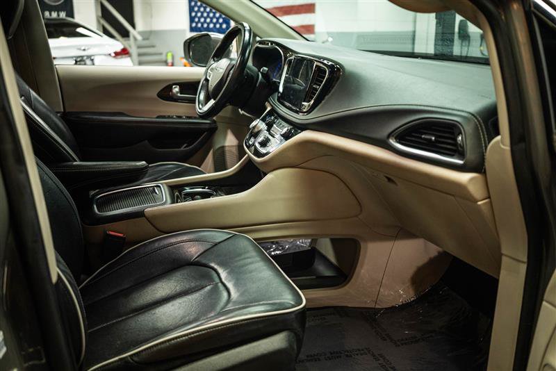 Used 2022 Chrysler Pacifica Limited FWD image 13