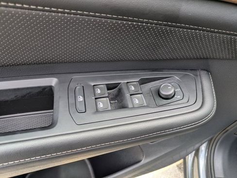 Used 2025 Volkswagen Atlas SE image 16