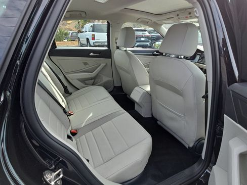 Used 2022 Volkswagen Jetta SE w/ Panoramic Sunroof Package FWD image 11