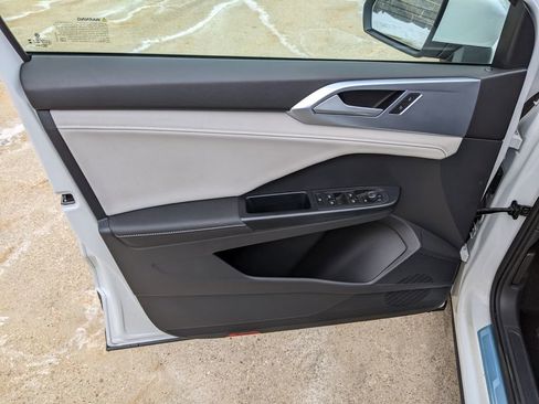 Certified 2025 Volkswagen Taos SE image 8