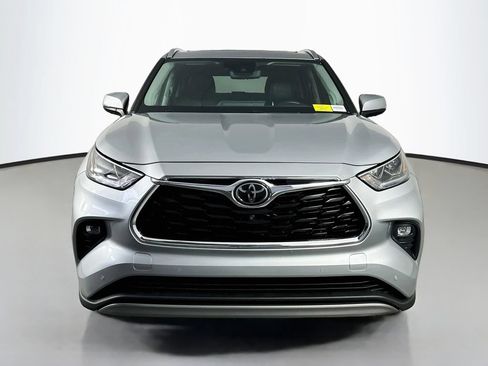 Used 2022 Toyota Highlander Platinum FWD image 2