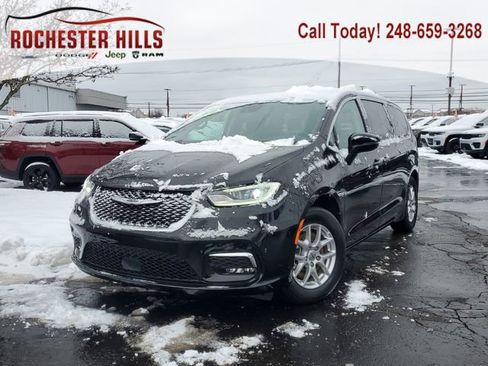 Certified 2024 Chrysler Pacifica Touring-L image 1