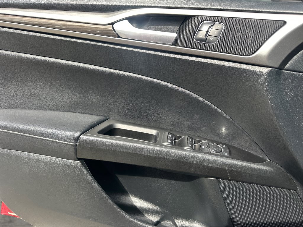 Used 2017 Ford Fusion SE w/ Fusion SE Technology Package FWD image 28