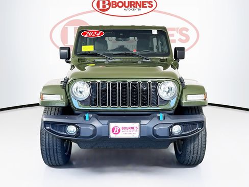 Used 2024 Jeep Wrangler Unlimited w/ Convenience Group AWD/4WD image 4