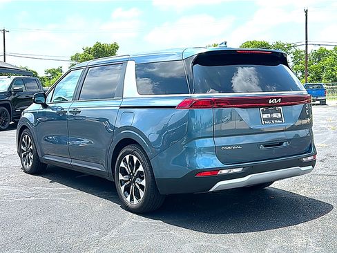 Used 2023 Kia Carnival EX FWD image 6
