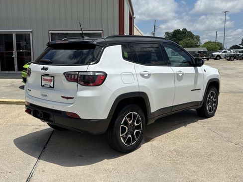 Used 2025 Jeep Compass Trailhawk w/ Trailer Tow Group AWD/4WD image 7