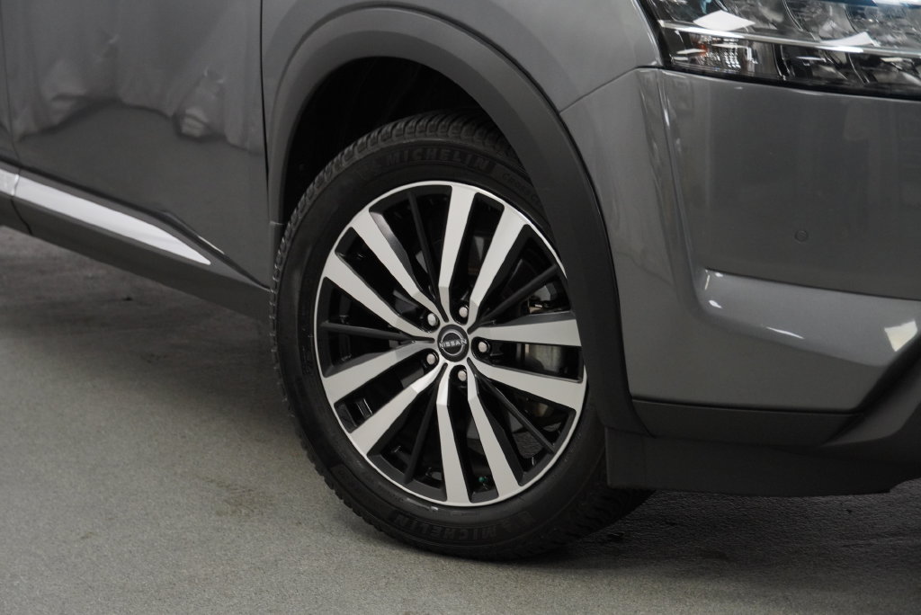 Used 2024 Nissan Pathfinder Platinum AWD/4WD image 10