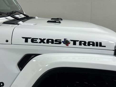 Used 2021 Jeep Gladiator Sport AWD/4WD image 11