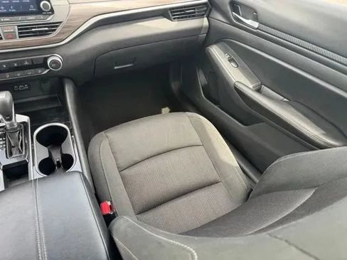 Used 2024 Nissan Altima 2.5 SV FWD image 19