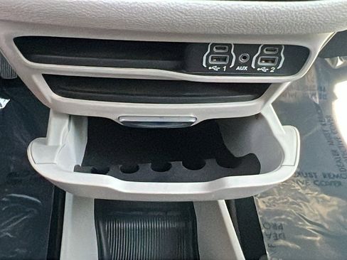 Used 2023 Chrysler Pacifica Touring-L image 28