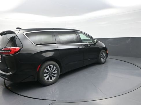 Used 2024 Chrysler Pacifica Limited FWD image 4