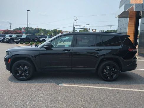 Used 2023 Jeep Grand Cherokee L Laredo AWD/4WD image 7