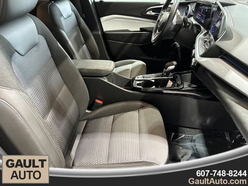 Used 2024 Chevrolet Trax LT w/ Driver Confidence Package FWD image 17