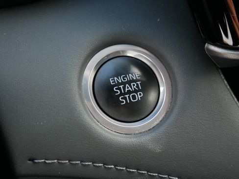 Used 2024 Toyota Highlander XLE AWD/4WD image 33
