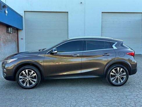 Used 2017 INFINITI QX30 Premium AWD/4WD image 6