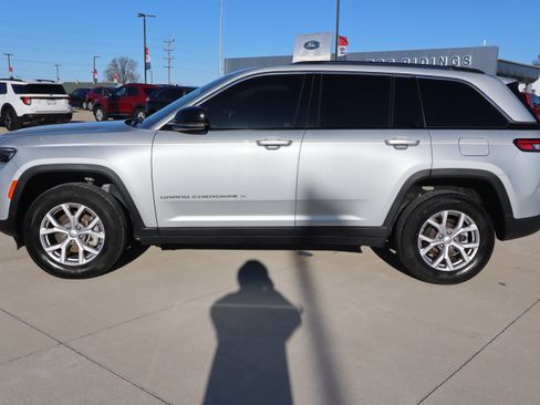 Used 2022 Jeep Grand Cherokee Limited image 8