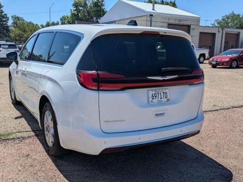 Used 2023 Chrysler Pacifica Touring-L FWD image 4