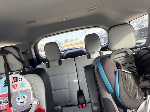 Used 2021 Ford Explorer XLT w/ Equipment Group 202A image 12